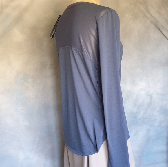 Under Armour Wm's Whisperlight Long Sleeve Active Top w/ Mesh Back Panel Blue Sm - Picture 6 of 16